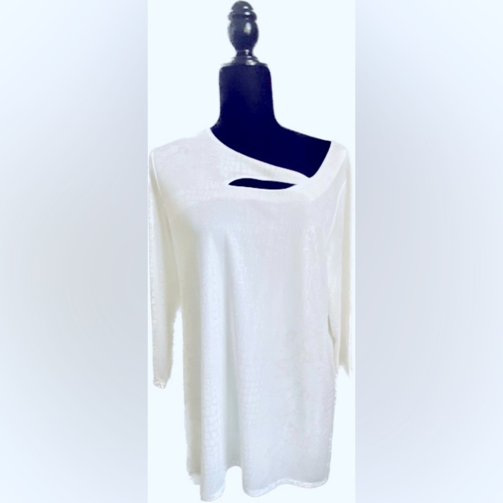 JM collection high low tunic white (NWT) Large has a subtlepattern on background